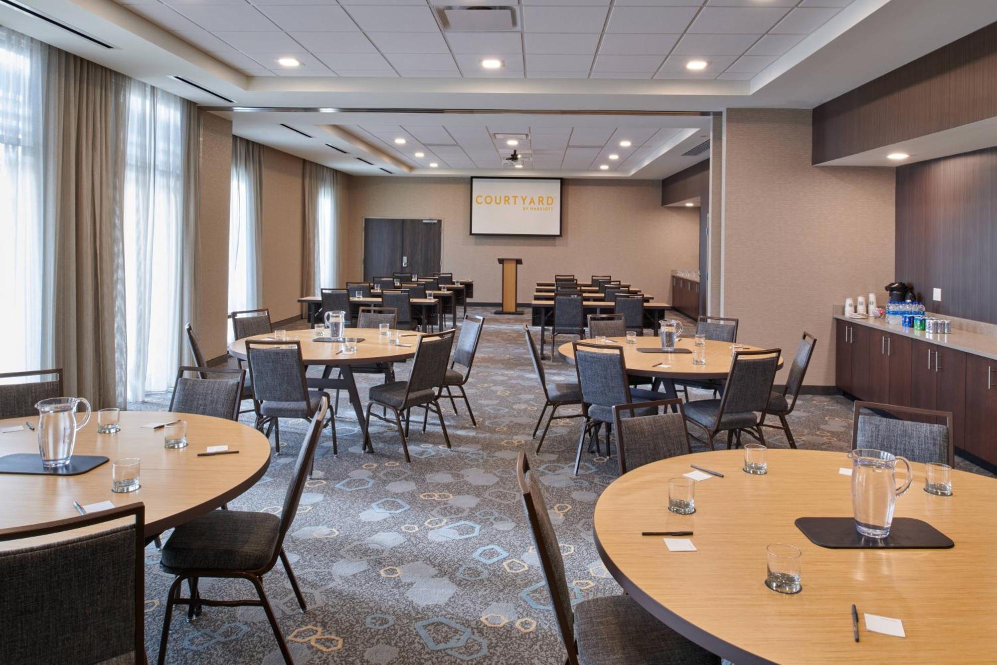 Courtyard By Marriott Petoskey At Victories Square Hotel Exterior photo