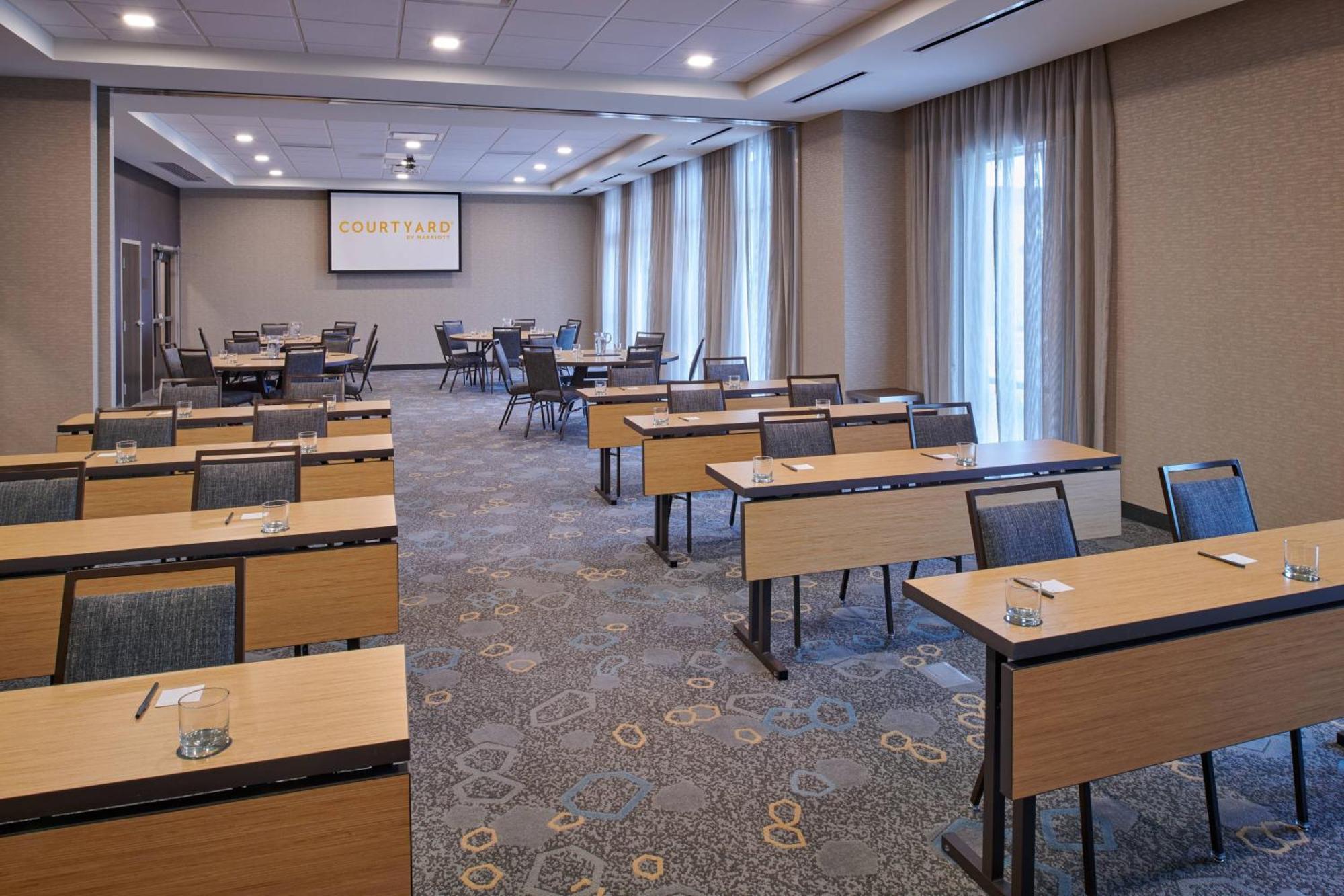 Courtyard By Marriott Petoskey At Victories Square Hotel Exterior photo
